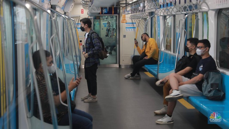 Sejumlah penumpang tanpa masker menaiki moda transportasi MRT, Jakarta, Senin, (12/6). (վ/Muhammad Sabki)