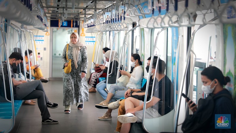 Sejumlah penumpang tanpa masker menaiki moda transportasi MRT, Jakarta, Senin, (12/6). (CNBC Indonesia/Muhammad Sabki)