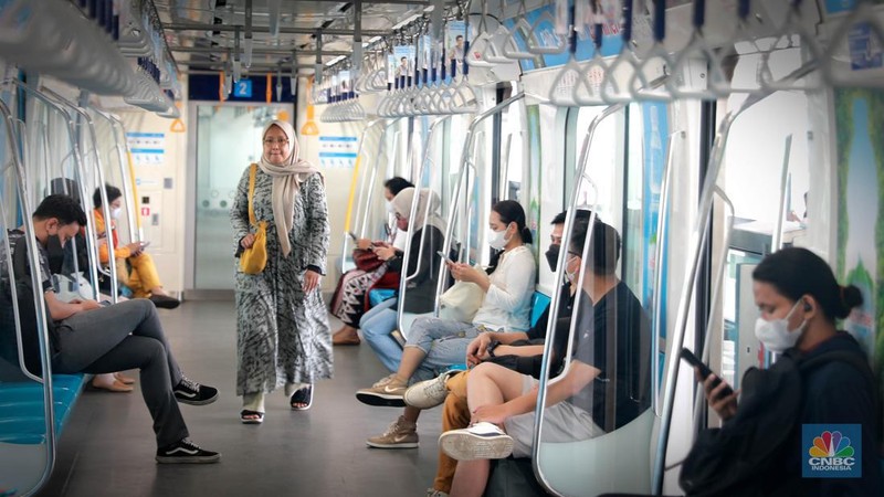 Sejumlah penumpang tanpa masker menaiki moda transportasi MRT, Jakarta, Senin, (12/6). (վ/Muhammad Sabki)