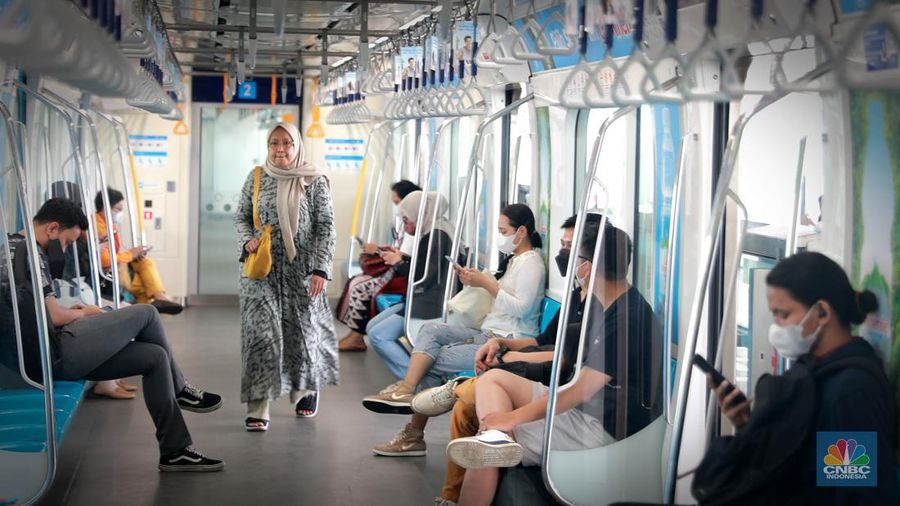 Sejumlah penumpang tanpa masker menaiki moda transportasi MRT, Jakarta, Senin, (12/6). (CNBC Indonesia/Muhammad Sabki)