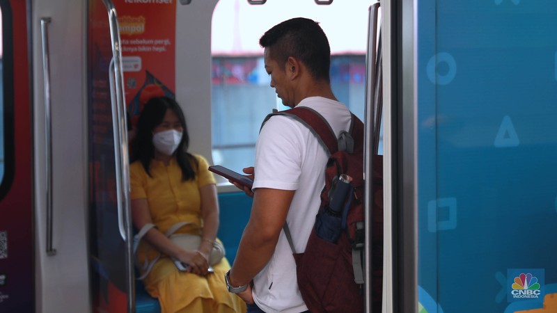 Sejumlah penumpang tanpa masker menaiki moda transportasi MRT, Jakarta, Senin, (12/6). Sejumlah penumpang tanpa masker menaiki moda transportasi MRT, Jakarta, Senin, (12/6). (CNBC Indonesia/Muhammad Sabki)