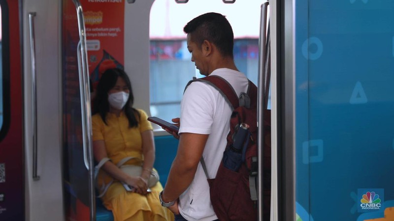 Sejumlah penumpang tanpa masker menaiki moda transportasi MRT, Jakarta, Senin, (12/6). (վ/Muhammad Sabki)
