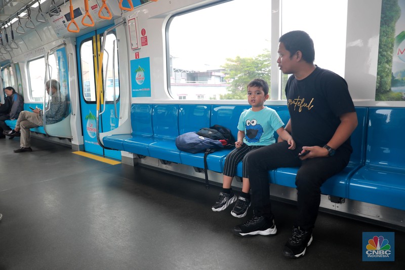 Sejumlah penumpang tanpa masker menaiki moda transportasi MRT, Jakarta, Senin, (12/6). Sejumlah penumpang tanpa masker menaiki moda transportasi MRT, Jakarta, Senin, (12/6). (CNBC Indonesia/Muhammad Sabki)