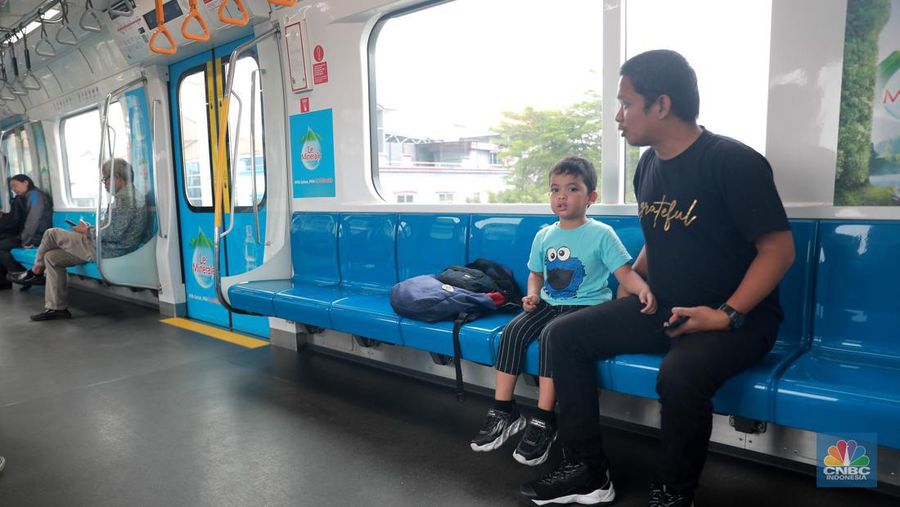 Sejumlah penumpang tanpa masker menaiki moda transportasi MRT, Jakarta, Senin, (12/6). (վ/Muhammad Sabki)