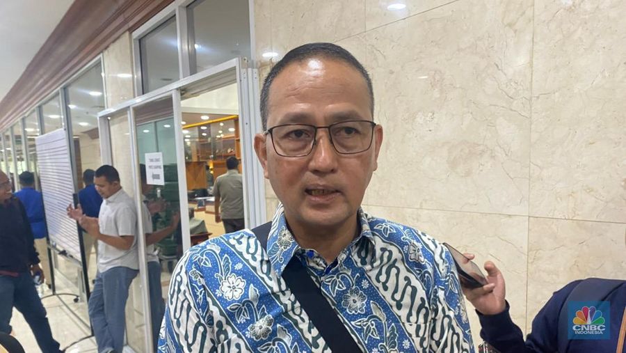 Semuel Abrijani Pangerapan usai Rapat Panja Kebocoran Data Komisi I, Senin (12/6/2023). (CNBC Indonesia/Novina Bestari Putri)c