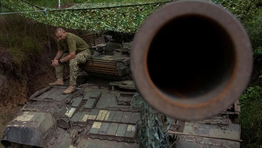 Kendaraan militer yang hancur terlihat, di tengah serangan Rusia di Ukraina, dekat garis depan kota Bakhmut, wilayah Donetsk, Ukraina 9 Juni 2023. (REUTERS/Viacheslav Ratynskyi)