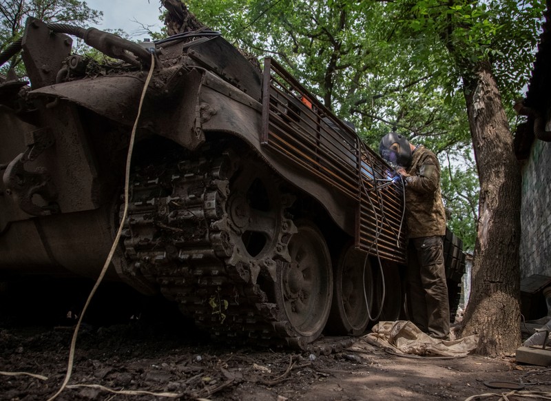 Kendaraan militer yang hancur terlihat, di tengah serangan Rusia di Ukraina, dekat garis depan kota Bakhmut, wilayah Donetsk, Ukraina 9 Juni 2023. (REUTERS/Viacheslav Ratynskyi)