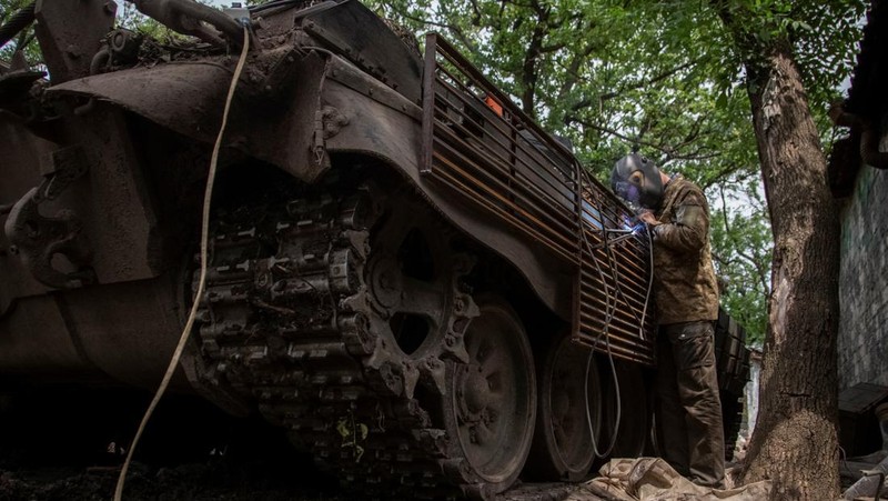 Kendaraan militer yang hancur terlihat, di tengah serangan Rusia di Ukraina, dekat garis depan kota Bakhmut, wilayah Donetsk, Ukraina 9 Juni 2023. (REUTERS/Viacheslav Ratynskyi)