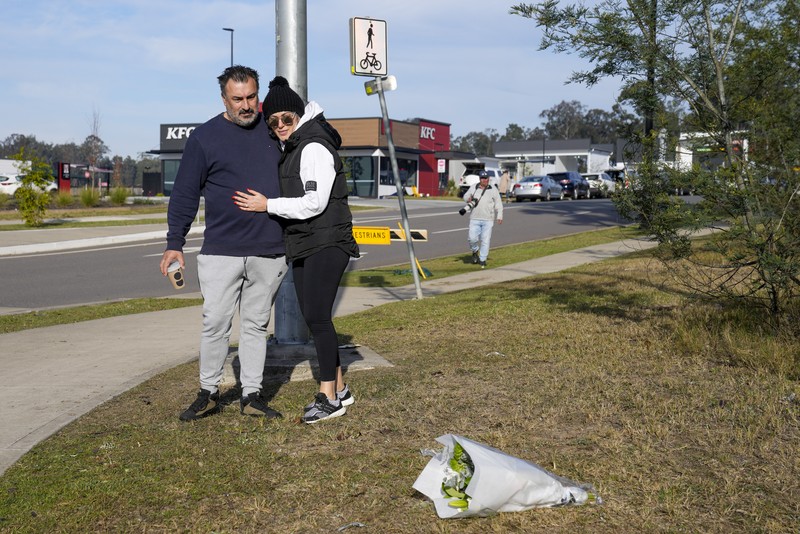 Polisi memeriksa sebuah bus di sisinya dekat kota Greta setelah kecelakaan di Hunter Valley, utara Sydney, Australia, Senin, 12 Juni 2023. Polisi memeriksa sebuah bus di sisinya dekat kota Greta setelah kecelakaan di Hunter Valley, utara Sydney, Australia, Senin, 12 Juni 2023. Bus yang membawa tamu pernikahan terguling pada malam berkabut di negara penghasil anggur Australia, menewaskan dan melukai banyak orang, kata polisi. (AP Photo/Mark Baker)