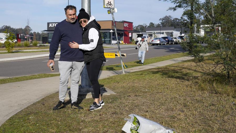 Polisi memeriksa sebuah bus di sisinya dekat kota Greta setelah kecelakaan di Hunter Valley, utara Sydney, Australia, Senin, 12 Juni 2023. Bus yang membawa tamu pernikahan terguling pada malam berkabut di negara penghasil anggur Australia, menewaskan dan melukai banyak orang, kata polisi. (AP Photo/Mark Baker)