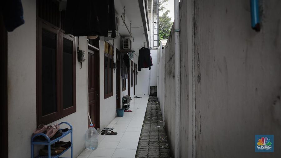 Suasana kos-kosan di sekitar kawasan Jakarta Industrial Estate Pulogadung (JIEP), Jakarta Timur, Senin (12/6/2023). (CNBC Indonesia/Faisal Rahman)