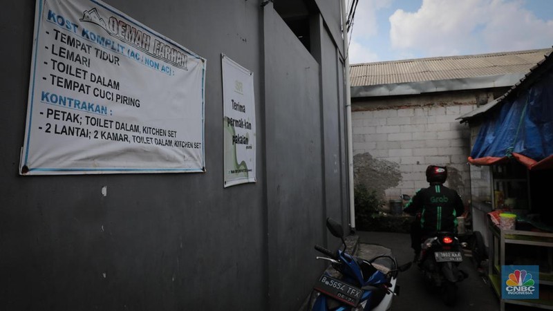Suasana kos-kosan di sekitar kawasan Jakarta Industrial Estate Pulogadung (JIEP), Jakarta Timur, Senin (12/6/2023). (CNBC Indonesia/Faisal Rahman)