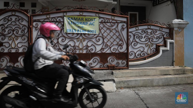 Suasana kos-kosan di sekitar kawasan Jakarta Industrial Estate Pulogadung (JIEP), Jakarta Timur, Senin (12/6/2023). (CNBC Indonesia/Faisal Rahman)