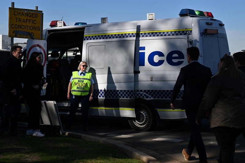 Polisi memeriksa sebuah bus di sisinya dekat kota Greta setelah kecelakaan di Hunter Valley, utara Sydney, Australia, Senin, 12 Juni 2023. Polisi memeriksa sebuah bus di sisinya dekat kota Greta setelah kecelakaan di Hunter Valley, utara Sydney, Australia, Senin, 12 Juni 2023. Bus yang membawa tamu pernikahan terguling pada malam berkabut di negara penghasil anggur Australia, menewaskan dan melukai banyak orang, kata polisi. (AP Photo/Mark Baker)