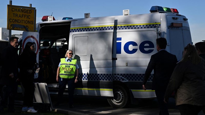 Polisi memeriksa sebuah bus di sisinya dekat kota Greta setelah kecelakaan di Hunter Valley, utara Sydney, Australia, Senin, 12 Juni 2023. Bus yang membawa tamu pernikahan terguling pada malam berkabut di negara penghasil anggur Australia, menewaskan dan melukai banyak orang, kata polisi. (AP Photo/Mark Baker)