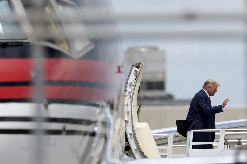 Eks Presiden Amerika Serikat Donald Trump telah tiba di Miami untuk menghadapi persidangan pada Selasa (13/6) waktu setempat. (Getty Images/Octavio Jones) Eks Presiden Amerika Serikat Donald Trump telah tiba di Miami untuk menghadapi persidangan pada Selasa (13/6) waktu setempat. (Getty Images/Octavio Jones)