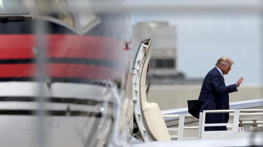 Eks Presiden Amerika Serikat Donald Trump telah tiba di Miami untuk menghadapi persidangan pada Selasa (13/6) waktu setempat. (Getty Images/Octavio Jones)