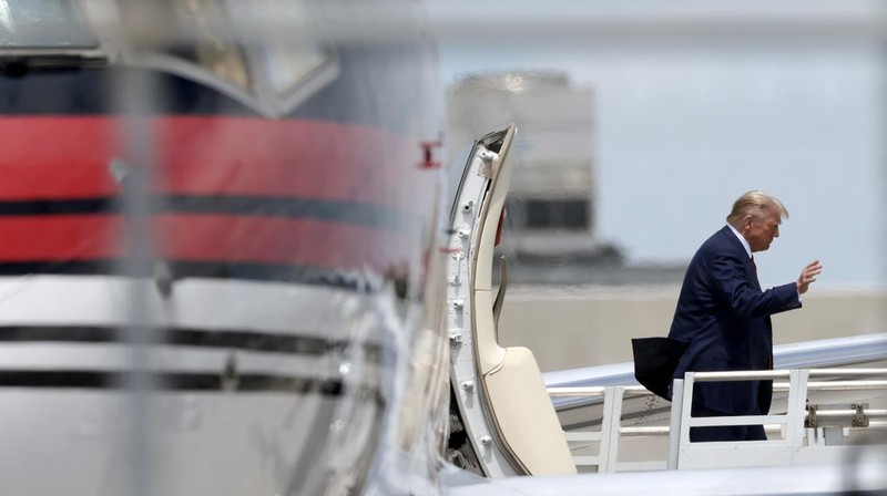Eks Presiden Amerika Serikat Donald Trump telah tiba di Miami untuk menghadapi persidangan pada Selasa (13/6) waktu setempat. (Getty Images/Octavio Jones)