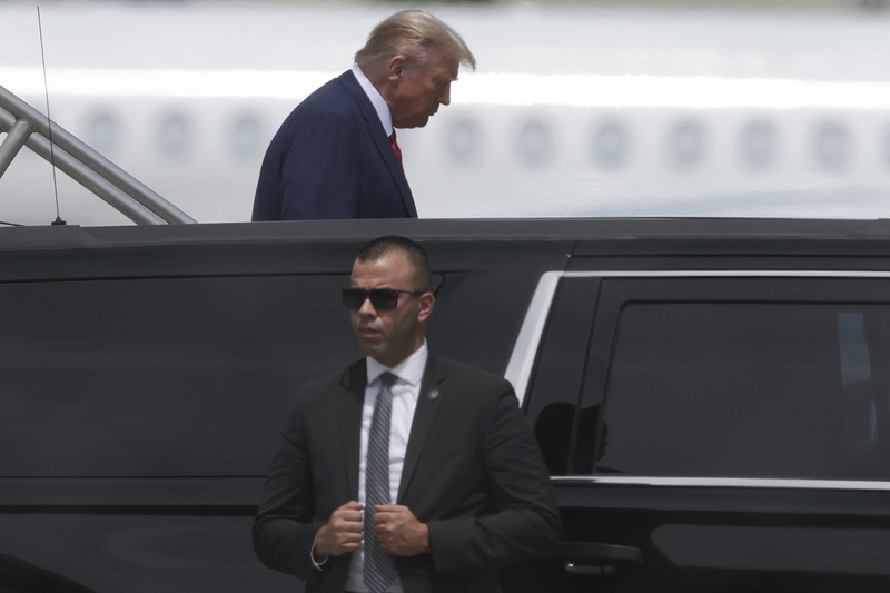 Eks Presiden Amerika Serikat Donald Trump telah tiba di Miami untuk menghadapi persidangan pada Selasa (13/6) waktu setempat. (Getty Images/Octavio Jones) Eks Presiden Amerika Serikat Donald Trump telah tiba di Miami untuk menghadapi persidangan pada Selasa (13/6) waktu setempat. (Getty Images/Octavio Jones)