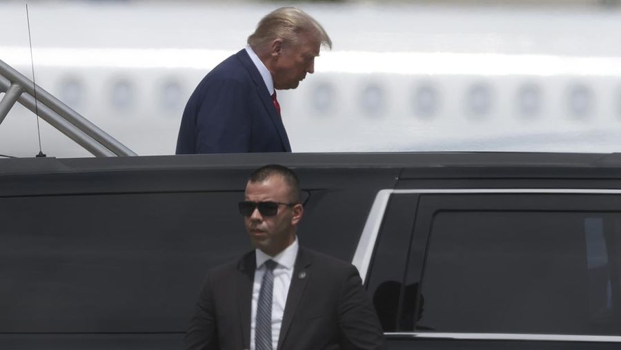 Eks Presiden Amerika Serikat Donald Trump telah tiba di Miami untuk menghadapi persidangan pada Selasa (13/6) waktu setempat. (Getty Images/Octavio Jones)
