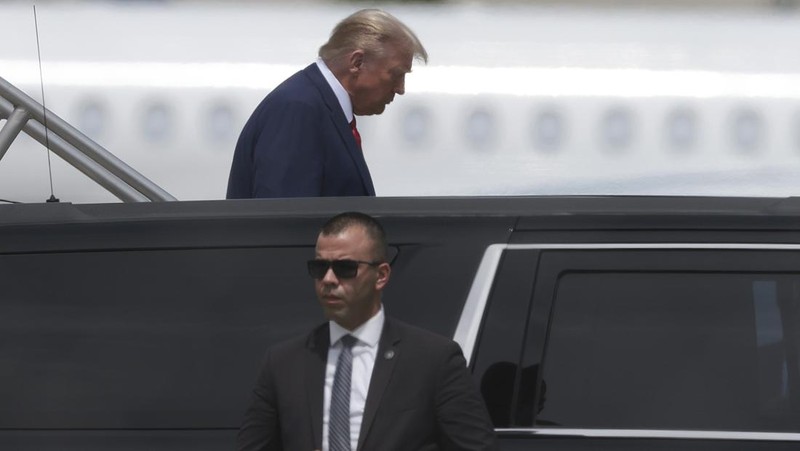 Eks Presiden Amerika Serikat Donald Trump telah tiba di Miami untuk menghadapi persidangan pada Selasa (13/6) waktu setempat. (Getty Images/Octavio Jones)