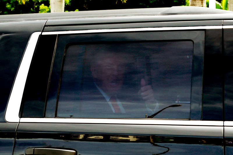 Eks Presiden Amerika Serikat Donald Trump telah tiba di Miami untuk menghadapi persidangan pada Selasa (13/6) waktu setempat. (Getty Images/Octavio Jones) Eks Presiden Amerika Serikat Donald Trump telah tiba di Miami untuk menghadapi persidangan pada Selasa (13/6) waktu setempat. (Getty Images/Octavio Jones)