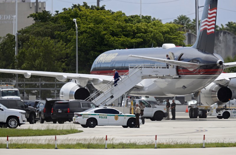 Eks Presiden Amerika Serikat Donald Trump telah tiba di Miami untuk menghadapi persidangan pada Selasa (13/6) waktu setempat. (Getty Images/Octavio Jones) Eks Presiden Amerika Serikat Donald Trump telah tiba di Miami untuk menghadapi persidangan pada Selasa (13/6) waktu setempat. (Getty Images/Octavio Jones)