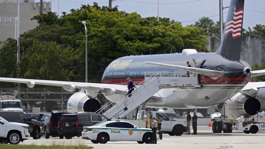 Eks Presiden Amerika Serikat Donald Trump telah tiba di Miami untuk menghadapi persidangan pada Selasa (13/6) waktu setempat. (Getty Images/Octavio Jones)