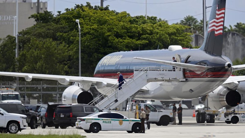 Eks Presiden Amerika Serikat Donald Trump telah tiba di Miami untuk menghadapi persidangan pada Selasa (13/6) waktu setempat. (Getty Images/Octavio Jones)
