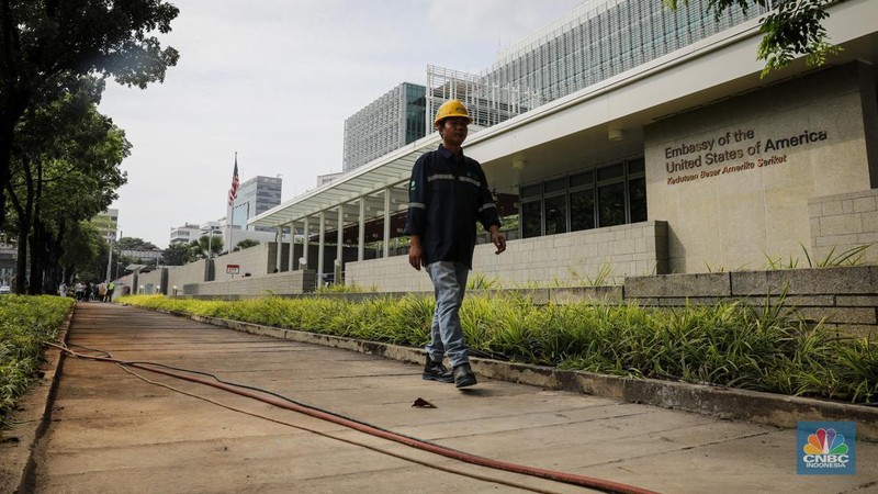 Indonesian Sejumlah warga melintasi trotoar jalan di depan Kedutaan Besar Amerika Serikat (Kedubes AS) di Jalan Merdeka Selatan, Jakarta, Selasa (13/6/2023). (CNBC Indonesia/Faisal Rahman)