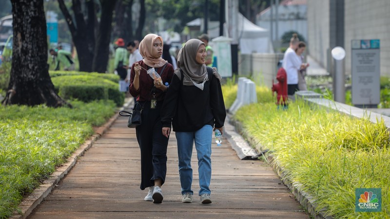 Indonesian Sejumlah warga melintasi trotoar jalan di depan Kedutaan Besar Amerika Serikat (Kedubes AS) di Jalan Merdeka Selatan, Jakarta, Selasa (13/6/2023). (CNBC Indonesia/Faisal Rahman)
