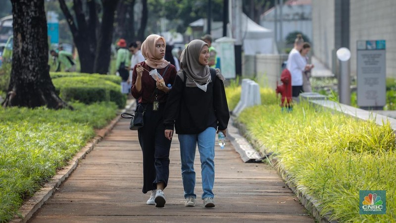 Indonesian Sejumlah warga melintasi trotoar jalan di depan Kedutaan Besar Amerika Serikat (Kedubes AS) di Jalan Merdeka Selatan, Jakarta, Selasa (13/6/2023). (CNBC Indonesia/Faisal Rahman)