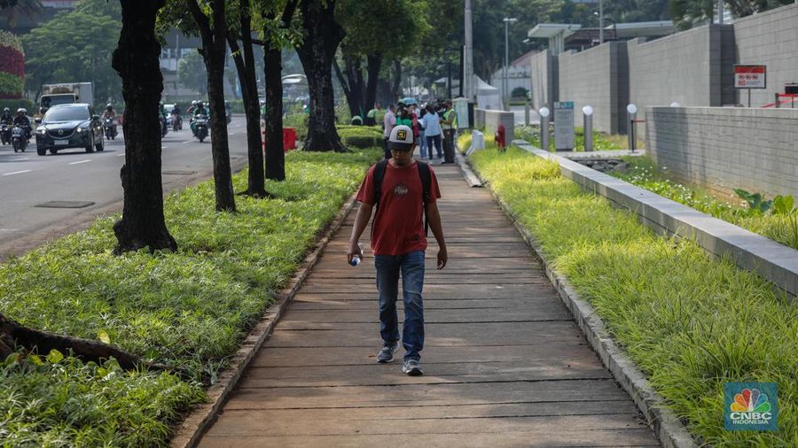 Indonesian Sejumlah warga melintasi trotoar jalan di depan Kedutaan Besar Amerika Serikat (Kedubes AS) di Jalan Merdeka Selatan, Jakarta, Selasa (13/6/2023). (CNBC Indonesia/Faisal Rahman)