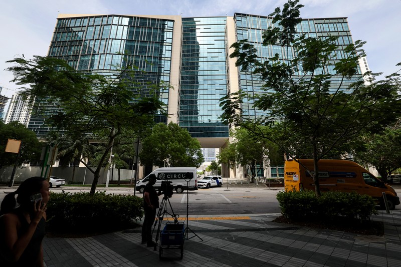 Eks Presiden Amerika Serikat Donald Trump telah tiba di Miami untuk menghadapi persidangan pada Selasa (13/6) waktu setempat. (Getty Images/Octavio Jones) Eks Presiden Amerika Serikat Donald Trump telah tiba di Miami untuk menghadapi persidangan pada Selasa (13/6) waktu setempat. (Getty Images/Octavio Jones)