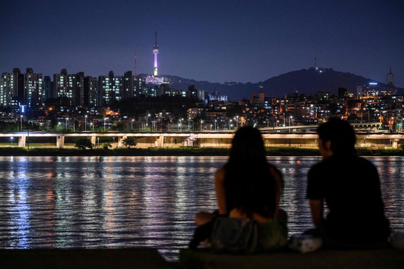 Menara Namsan Seoul yang terkenal diterangi dengan warna ungu untuk merayakan ulang tahun ke-10 debut megabintang K-pop BTS di Seoul pada 12 Juni 2023. (JUNG YEON-JE/AFP via Getty Images)