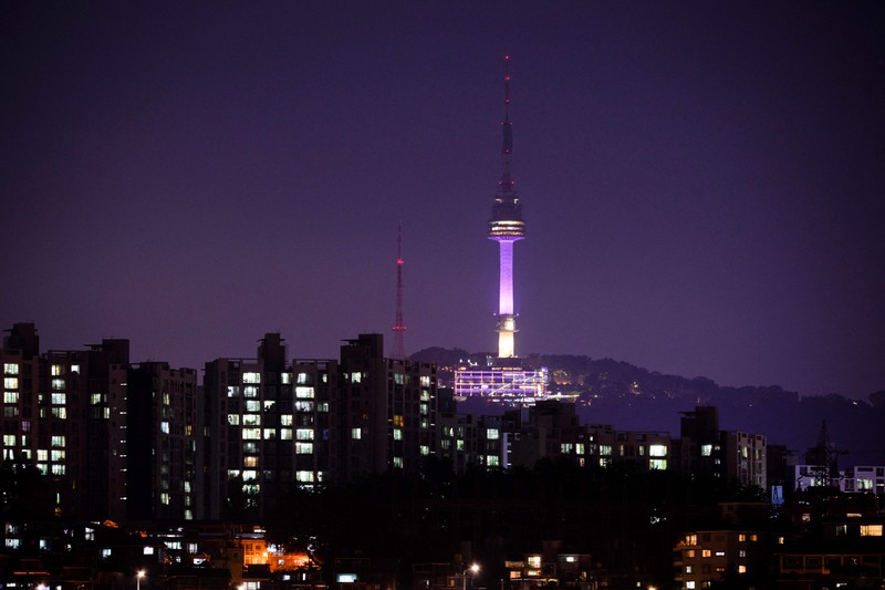 Menara Namsan Seoul yang terkenal diterangi dengan warna ungu untuk merayakan ulang tahun ke-10 debut megabintang K-pop BTS di Seoul pada 12 Juni 2023. (JUNG YEON-JE/AFP via Getty Images)