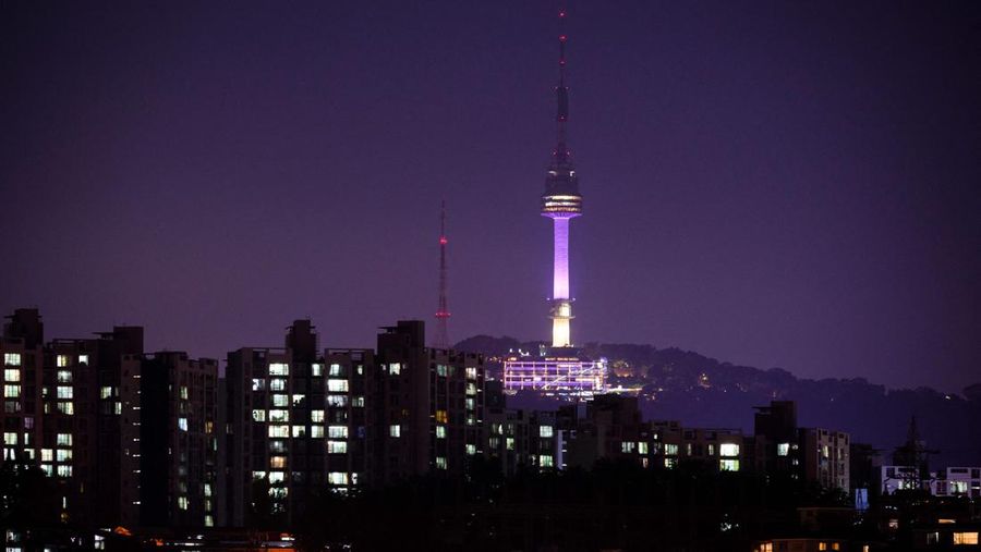 Menara Namsan Seoul yang terkenal diterangi dengan warna ungu untuk merayakan ulang tahun ke-10 debut megabintang K-pop BTS di Seoul pada 12 Juni 2023. (JUNG YEON-JE/AFP via Getty Images)