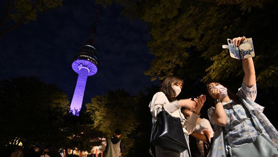 Menara Namsan Seoul yang terkenal diterangi dengan warna ungu untuk merayakan ulang tahun ke-10 debut megabintang K-pop BTS di Seoul pada 12 Juni 2023. (JUNG YEON-JE/AFP via Getty Images)