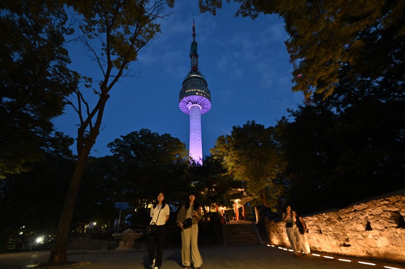Menara Namsan Seoul yang terkenal diterangi dengan warna ungu untuk merayakan ulang tahun ke-10 debut megabintang K-pop BTS di Seoul pada 12 Juni 2023. Menara Namsan Seoul yang terkenal diterangi dengan warna ungu untuk merayakan ulang tahun ke-10 debut megabintang K-pop BTS di Seoul pada 12 Juni 2023. (JUNG YEON-JE/AFP via Getty Images)