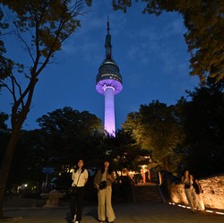 Namsan Tower di Seoul Bercahaya Ungu Rayakan HUT BTS ke-10