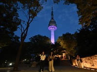 Namsan Tower di Seoul Bercahaya Ungu Rayakan HUT BTS ke-10