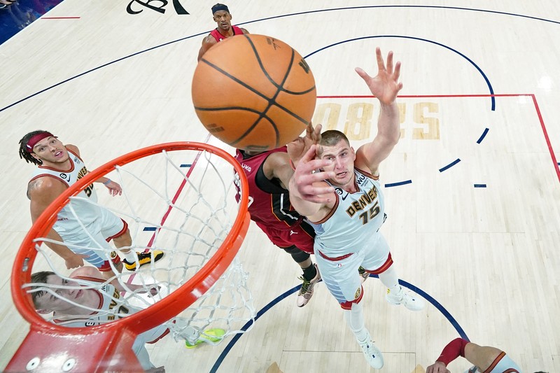 Miami Heat vs Denver berlangsung di game kelima final NBA 2023. Sejarah tercipta, Denver Nuggets pertama kalinya jadi juara NBA. (USA TODAY Sports via Reuters) Miami Heat vs Denver Nuggets berlangsung di game kelima final NBA 2023. Sejarah tercipta, Denver Nuggets pertama kalinya jadi juara NBA. (USA TODAY Sports via Reuters)
