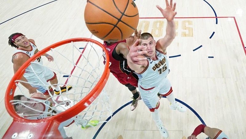 Miami Heat vs Denver Nuggets berlangsung di game kelima final NBA 2023. Sejarah tercipta, Denver Nuggets pertama kalinya jadi juara NBA. (USA TODAY Sports via Reuters)