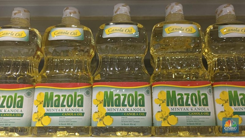 Minyak goreng jenis kedelai dan jagung di pasar modern. (CNBC Indonesia/Martyasari Rizky)