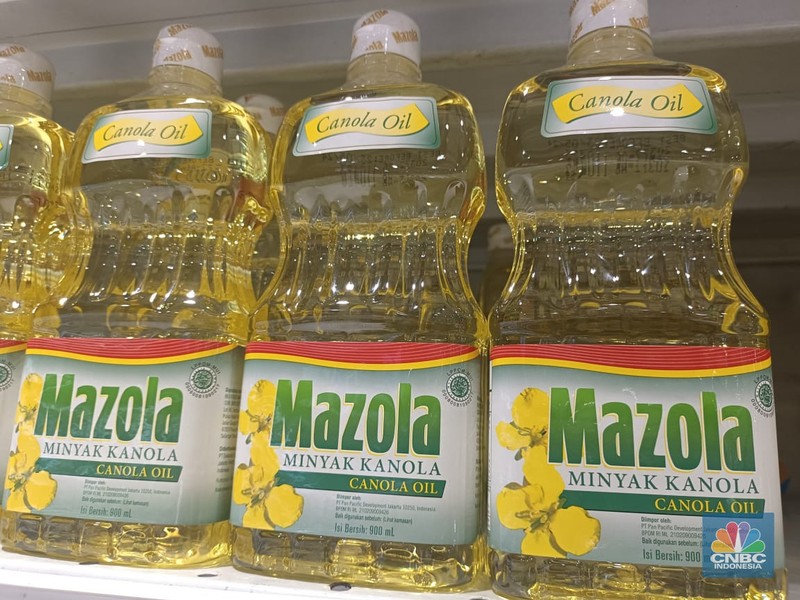 Minyak goreng jenis kedelai dan jagung di pasar modern. (CNBC Indonesia/Martyasari Rizky)