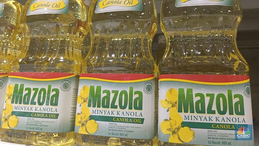 Minyak goreng jenis kedelai dan jagung di pasar modern. (CNBC Indonesia/Martyasari Rizky)