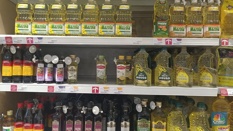 Minyak goreng jenis kedelai dan jagung di pasar modern. (CNBC Indonesia/Martyasari Rizky)