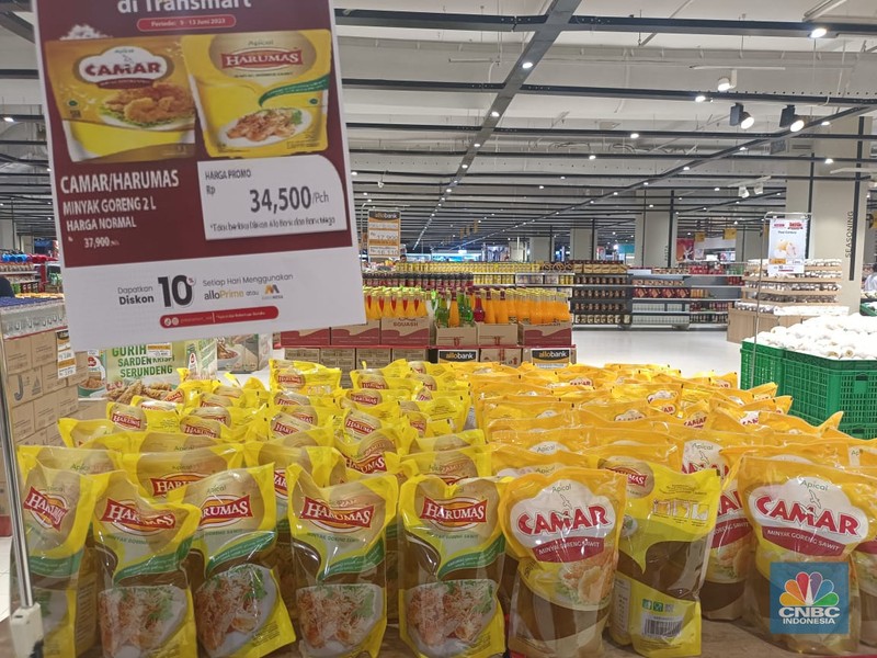 Minyak goreng jenis kedelai dan jagung di pasar modern. (CNBC Indonesia/Martyasari Rizky)