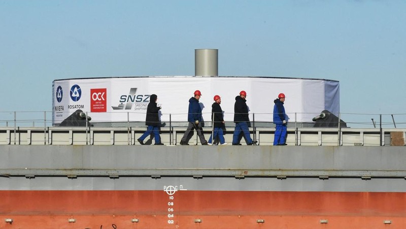 Pekerja menyelesaikan kapal perang bertenaga nuklir milik Rusia. (AFP via Getty Images/OLGA MALTSEVA)