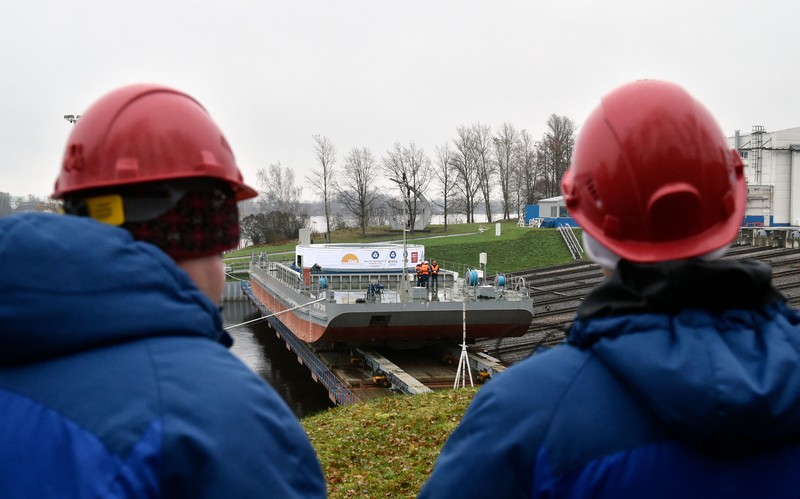 Pekerja menyelesaikan kapal perang bertenaga nuklir milik Rusia. (AFP via Getty Images/OLGA MALTSEVA)